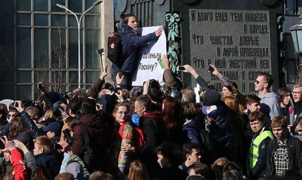 Законопроект о наказании за участие несовершеннолетних в митингах рекомендовали к принятию