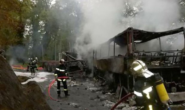 На юге Франции в результате столкновения грузовика и автобуса погибли 49 человек