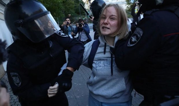 Суд вернул в полицию дело участницы протестного митинга, которую ударил силовик