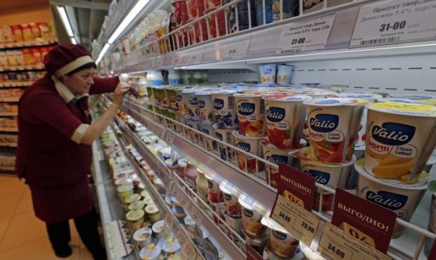 Российским магазинам разрешили торговать продуктами из санкционного списка