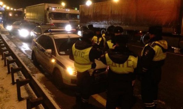 Полиция блокировала недалеко от МКАД колонну из фур. Двух водителей задержали