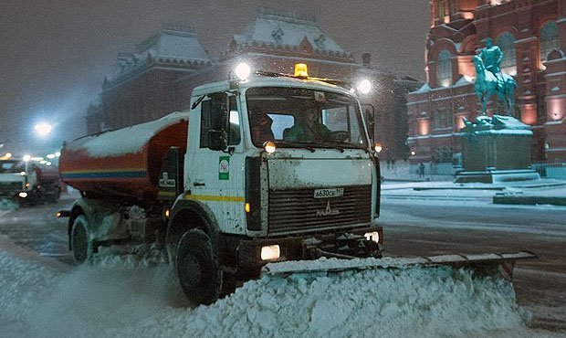 На очистку московских улиц от снега направили тысячу снегоуборочных машин