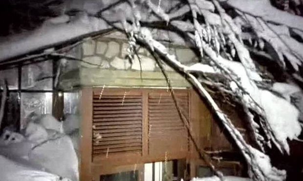 В Италии в результате схода снежной лавины на отель погибли 30 человек