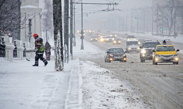 В Москве из-за снегопада отменяются рейсы, водителей просят отказаться от личных автомобилей