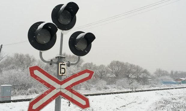 В Самарской области электричка протаранила автомобиль на путях. Погибли 2 человека