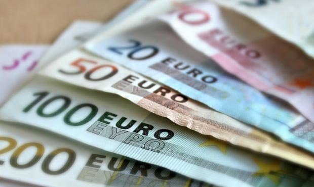 Биржевой курс евро впервые с августа 2017 года превысил отметку в 72 рубля