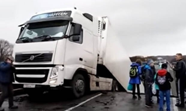 В Приморье из-за фуры обрушился автомобильный мост. Погиб один человек