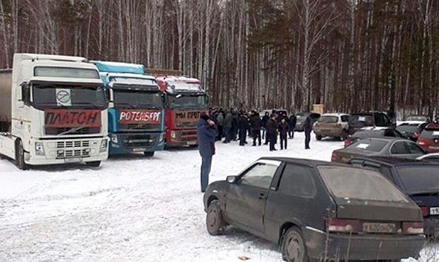 Петербургскую колонну дальнобойщиков заблокировали на подмосковной границе