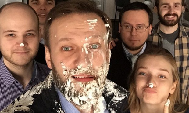 В Москве на оппозиционера Алексея Навального напали тортометатели