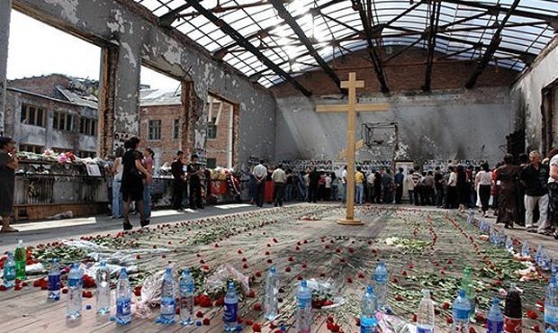 В Беслане проходят траурные мероприятия в память о жертвах теракта в школе №1