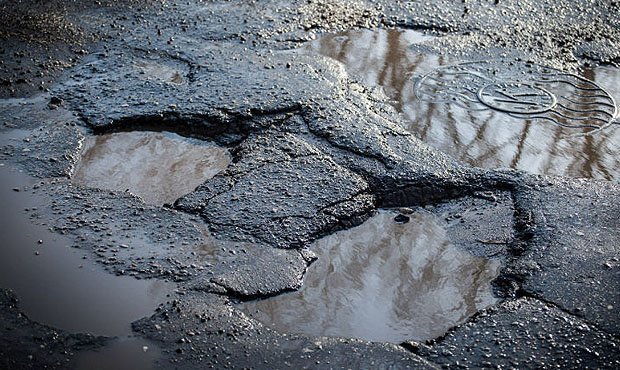Вступили в силу поправки в КоАП, ужесточающие ответственность чиновников за ямы на дорогах