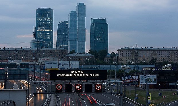 В районе «Москва-Сити» участник дорожного конфликта разбил топором машину оппонента