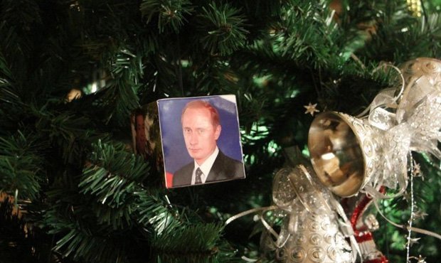 В Чите новогоднюю елку украсили игрушками с портретами президента и депутатов