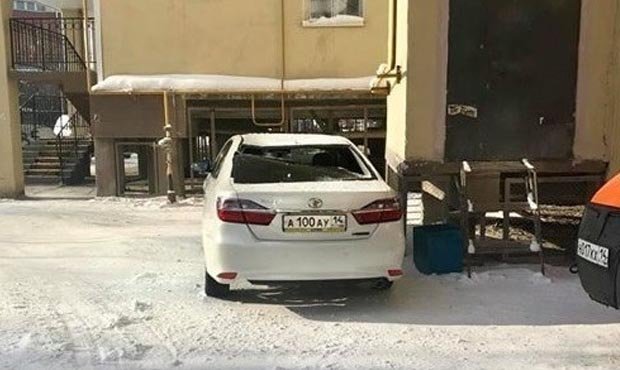 В Якутске автомобиль мэра города пострадал в результате падения снега с крыши