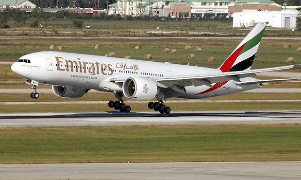 В аэропорту Дубая пассажирский Boeing 777 загорелся после экстренной посадки