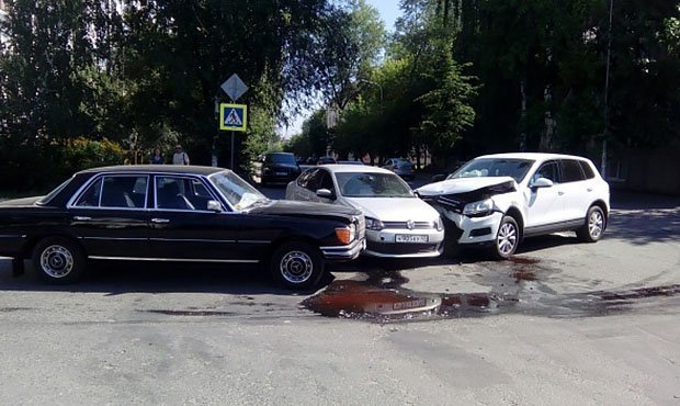 В центре Кургана в аварию попали машины жены экс-губернатора и депутата гордумы