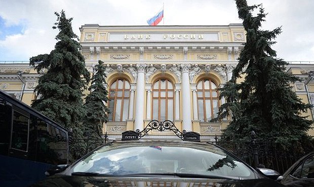 Обыски в Центробанке связали с делом о краже дивана, картины и вазы  