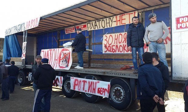 Дальнобойщики готовят новые акции протеста против повышения тарифов в системе «Платон»