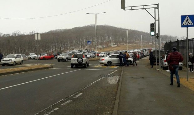 На острове Русский женщина-водитель на джипе врезалась в толпу пешеходов на «зебре»