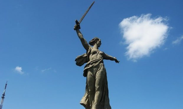 Полиция возбудила дело из-за картинки с раскрашенным монументом «Родина-мать зовет» в паблике Навального