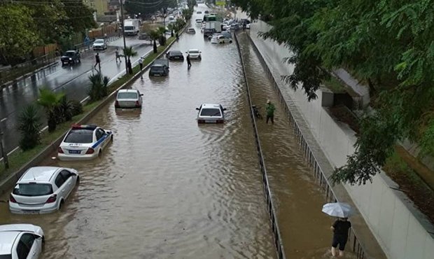 В Сочи накануне матча Россия - Хорватия подтопило федеральную трассу