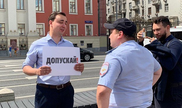 Директора ФБК Ивана Жданова задержали за одиночный пикет у мэрии Москвы