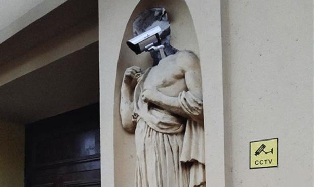В Петербурге уличную камеру установили вместо головы скульптуры на историческом здании
