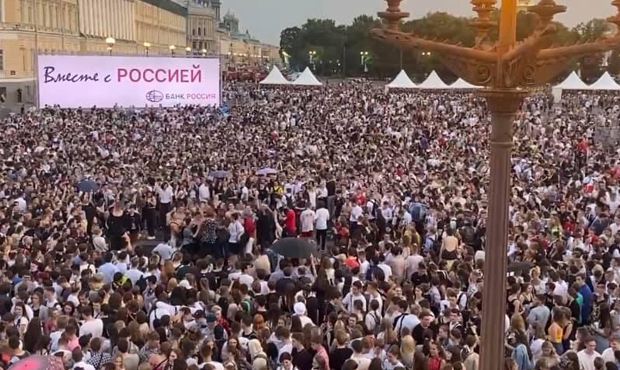 В Кремле не увидели нарушения антиковидных норм во время «Алых парусов» в Петербурге