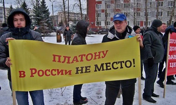 Полиция пытается помешать новой акции протеста дальнобойщиков. Есть задержанные