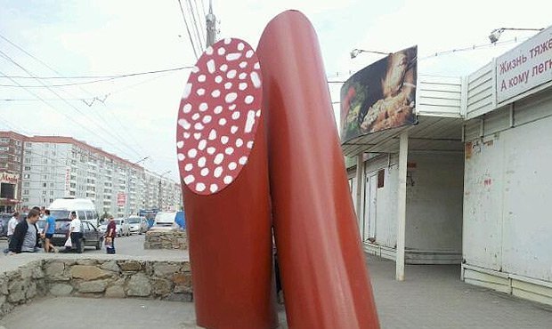 Власти Новосибирска снесли установленный в 90-е годы памятник колбасе
