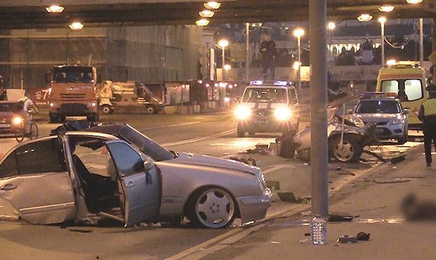 В центре Москвы «Мерседес» врезался в фонарный столб. Четыре человека погибли