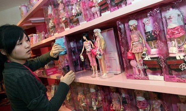 В России могут запретить продажу куклы Barbie. Она не вписывается в многонациональную страну  