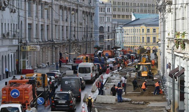 Московские власти просят автомобилистов пересесть на метро на время ремонта улиц