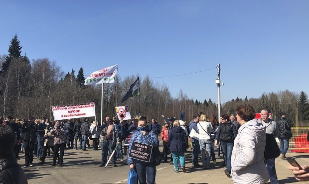 Жители Волоколамска выстроились стеной около въезда на новую очередь свалки «Ядрово»