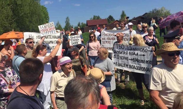 Жители подмосковной деревни Сычево перекрыли въезд на свалку грузовикам с ртутными лампами  