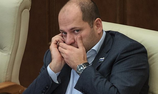 Депутат, советовавший россиянам меньше есть, стал невыездным из-за долгов