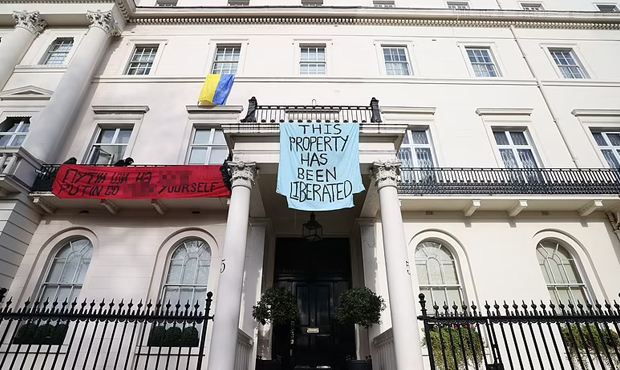 В Лондоне анархисты захватили особняк Олега Дерипаски на Белгрейв-сквер