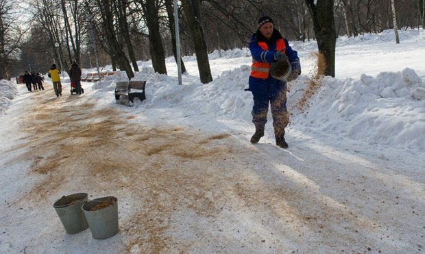 Мэрия Москвы для борьбы с гололедом начала закупать гранитную крошку