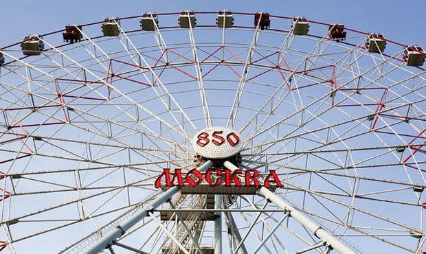 Власти Москвы начали демонтаж колеса обозрения на ВДНХ 