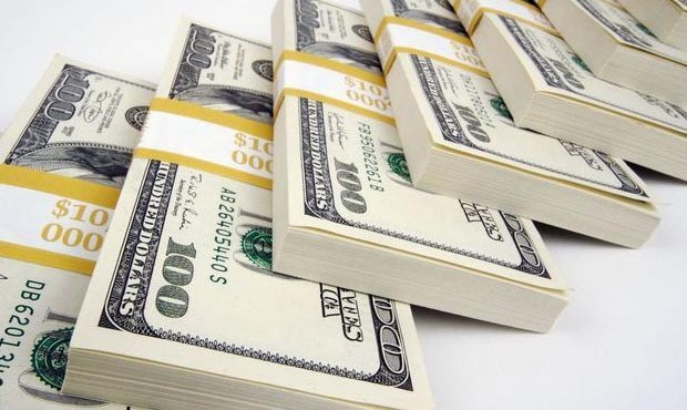 Американский доллар на торгах подорожал до 64 рублей
