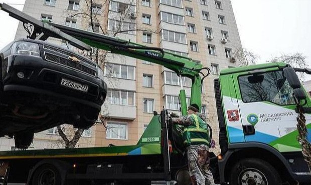 Московские эвакуаторы чаще всего увозят автомобили с парковок у больниц и станций метро