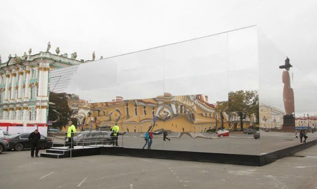 На Дворцовой площади в Петербурге на людей обрушилась часть зеркального павильона