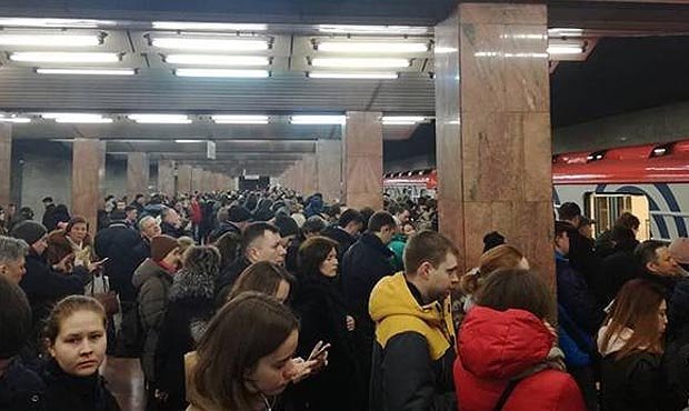 На «салатовой» ветке московского метро произошел сбой в движении поездов  