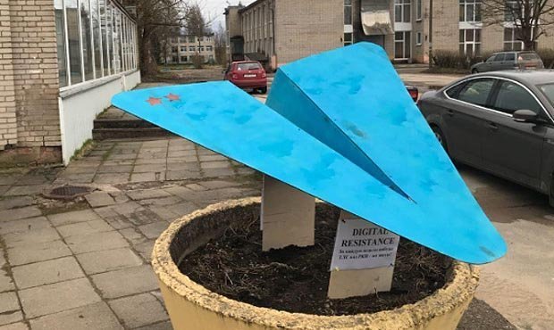 Ленинградские школьники установили памятник мессенджеру Telegram