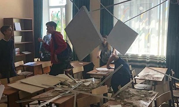 В подмосковном Ступино в школе после ремонта за 30 млн рублей обрушился потолок