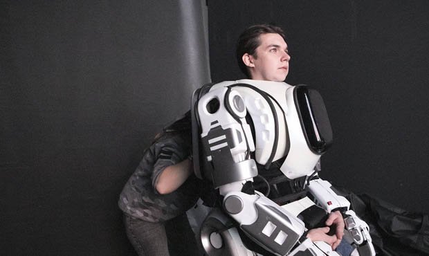 На форуме в Ярославле показали «самого современного робота». Им оказался переодетый человек