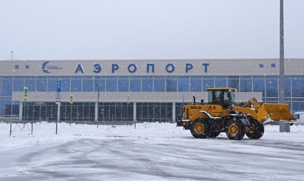 В аэропорту Воронежа пассажирский самолет застрял в снегу