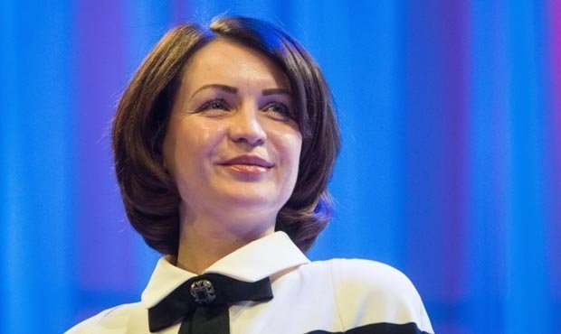 Мэр Омска во время рейда по городу пыталась преодолеть лужу и упала в грязь