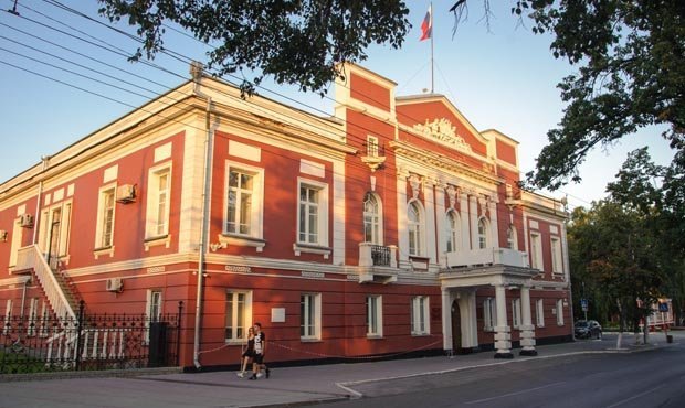 Замглавы администрации Барнаула подозревают в получении крупной взятки