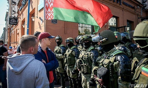 В Минске на акции протеста заметили людей в форме с шевронами цветов флага Дагестана